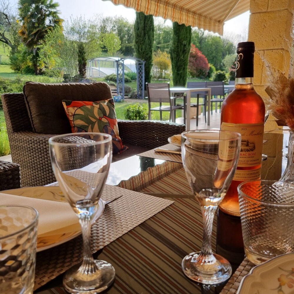 les chenes rouges chambres dhotes castelnaud milandes table dhotes terrasse diner