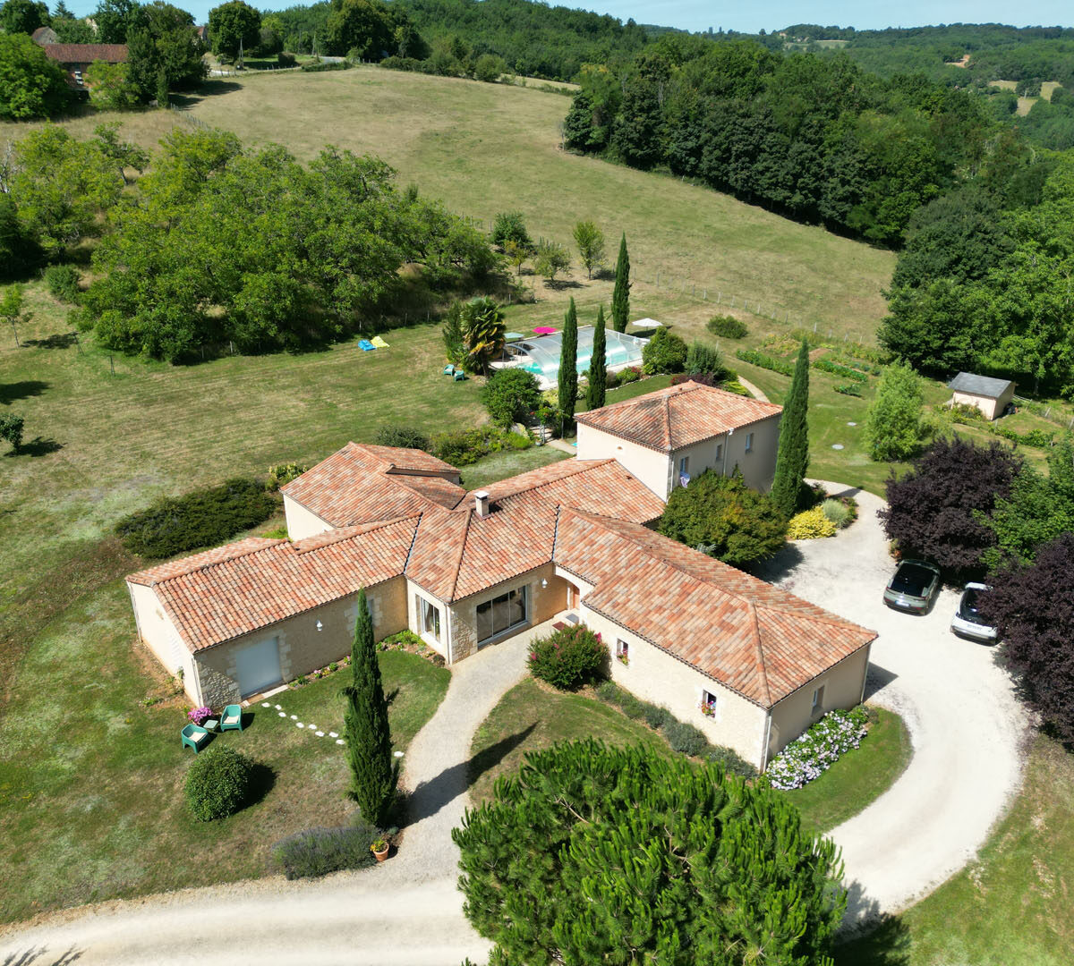 les chenes rouges chambres dhotes castelnaud milandes vue aerienne maison