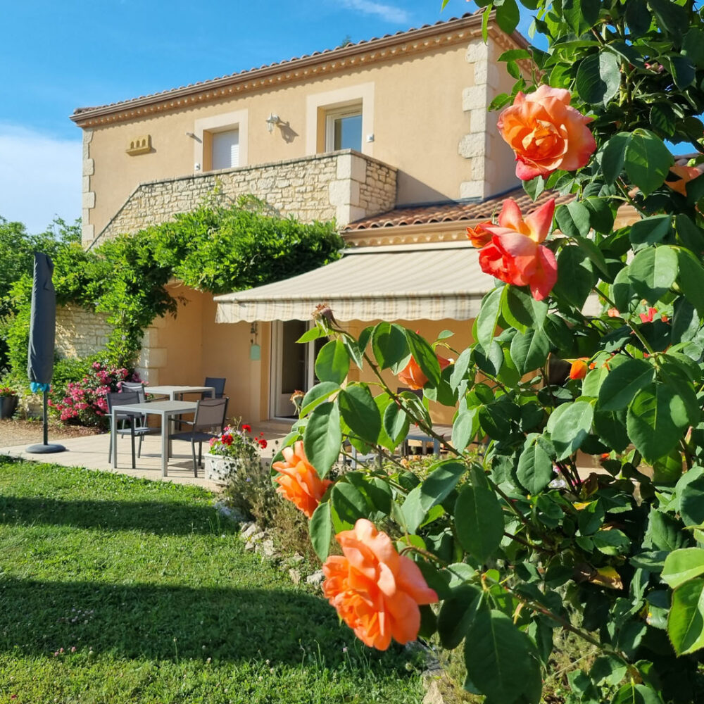 les chenes rouges chambres dhotes castelnaud milandes vue fleurs jardin