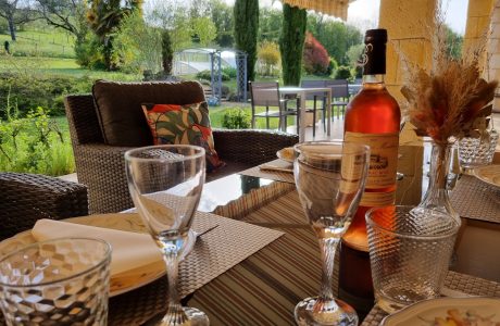 les chenes rouges chambres dhotes castelnaud milandes table dhotes terrasse diner